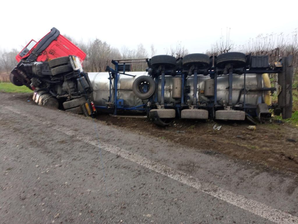 tir w sadzie, transport drobiu, Grójec, Turza Wielka, powiat mławski