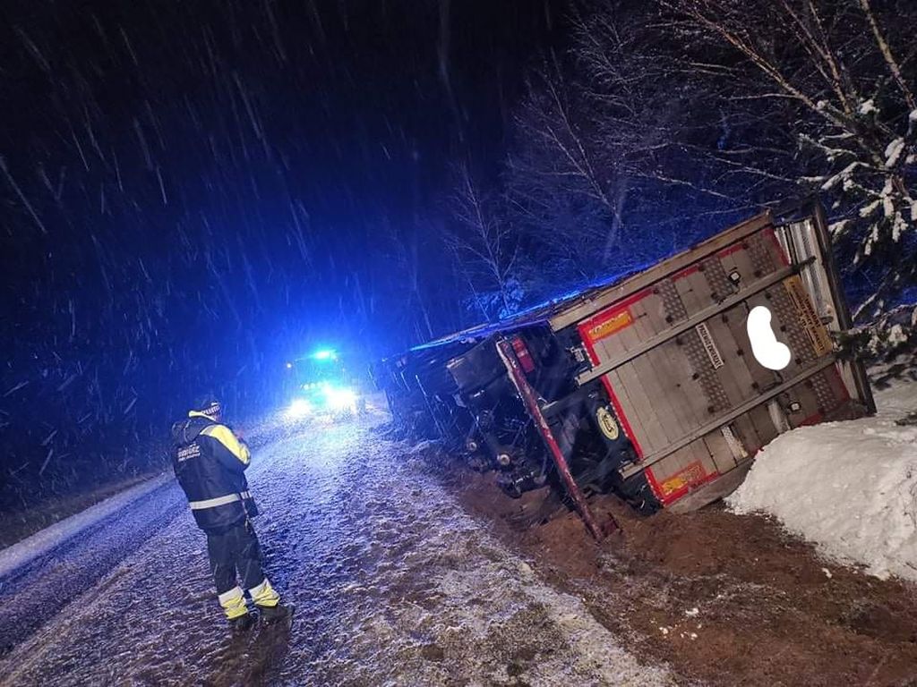 tir w sadzie, transport drobiu, Grójec, Turza Wielka, powiat mławski