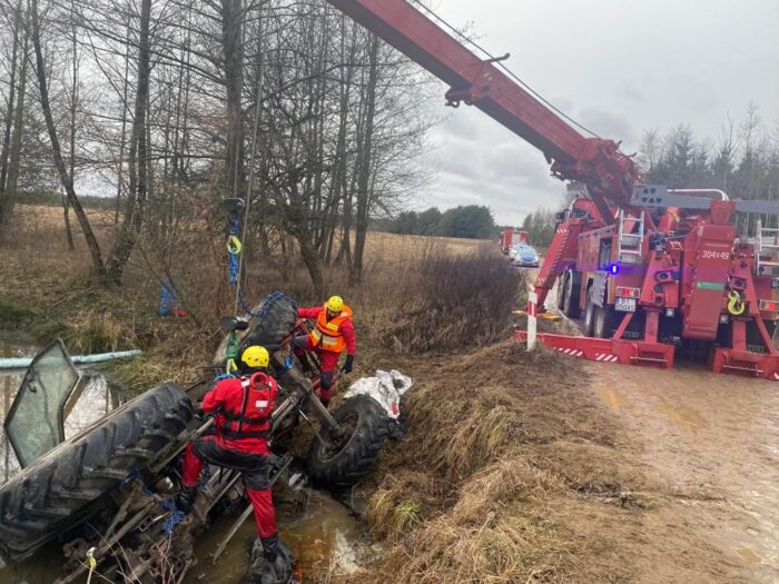 wypadki z udziałem ciągników rolniczych, traktor wpadł do rzeczki Studzianka, Grzegorz Bajko