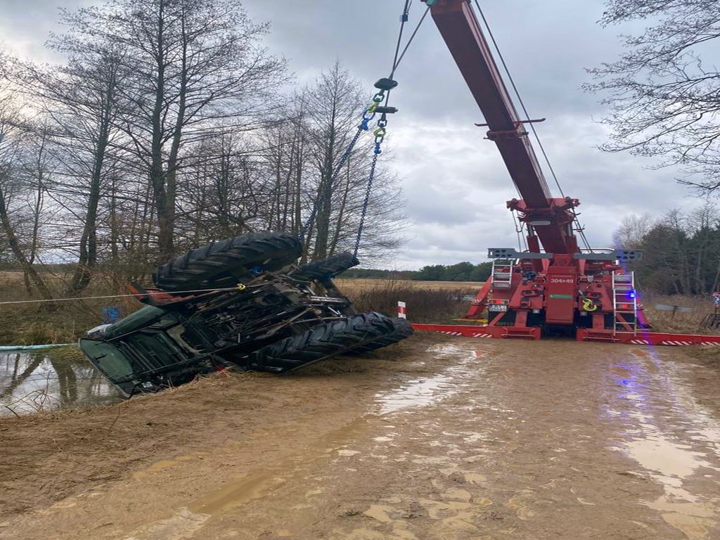 wypadki z udziałem ciągników rolniczych, traktor wpadł do rzeczki Studzianka, Grzegorz Bajko