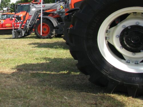 Zderzenie pojazdów było tak silne, że traktor rozpadł się na dwie części, a auto osobowe wpadło do rowu