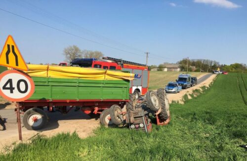 Zderzenie pojazdów było tak silne, że traktor rozpadł się na dwie części, a auto osobowe wpadło do rowu