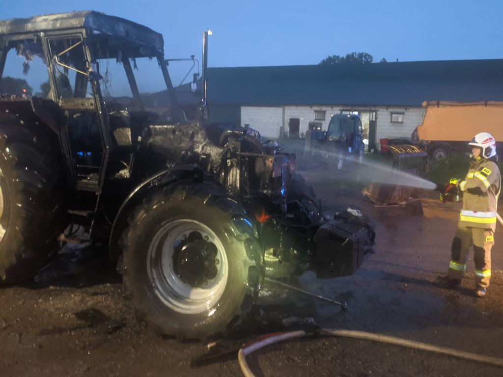 pożar ciągnika, transport mleka, cysterna z mlekiem, Sikory-Pawłowięta