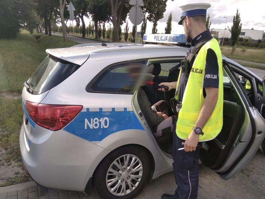 wypadki na drogach, pijani traktorzyści, policja, zakaz prowadzenia pojazdów mechanicznych, badanie alkomatem