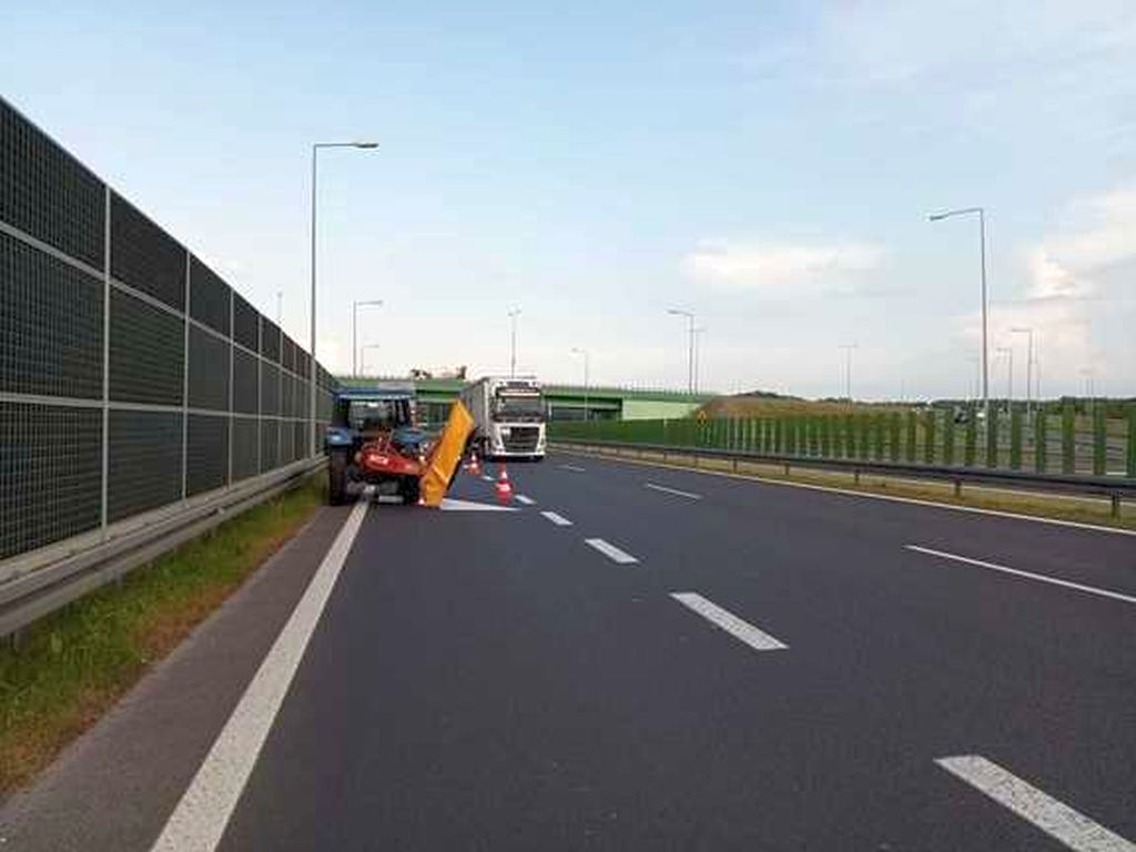 traktor, autostrada, jazda pod prąd