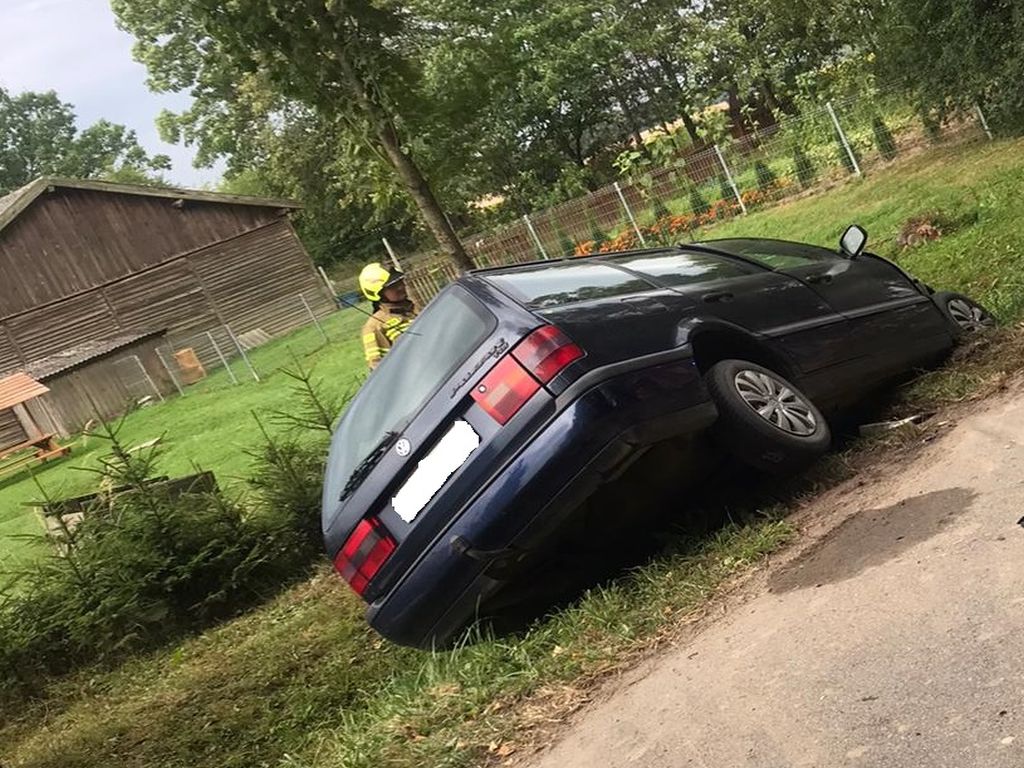 Ciężarówka z balotami w rowie, Tarławki, KP PSP Węgorzewo, SOR Giżycko