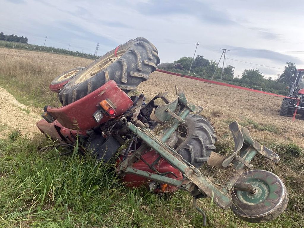 Ciągnik wywrócił się na zboczu, Naszacowice, powiat nowosądecki, KM PSP Nowy Sącz