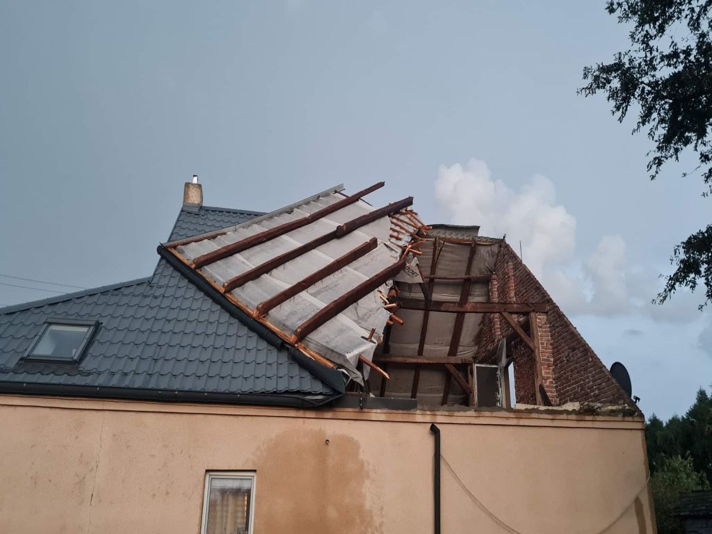 zerwane dachy budynków gospodarczych, powiat ostrzeszowski, Tokarzew, Książenice, Noemi Biel
