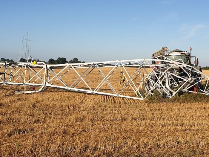 ciągnik przewrócił słup energetyczny na polu, Włóki, linie wysokiego napięci, OSP Dobrcz