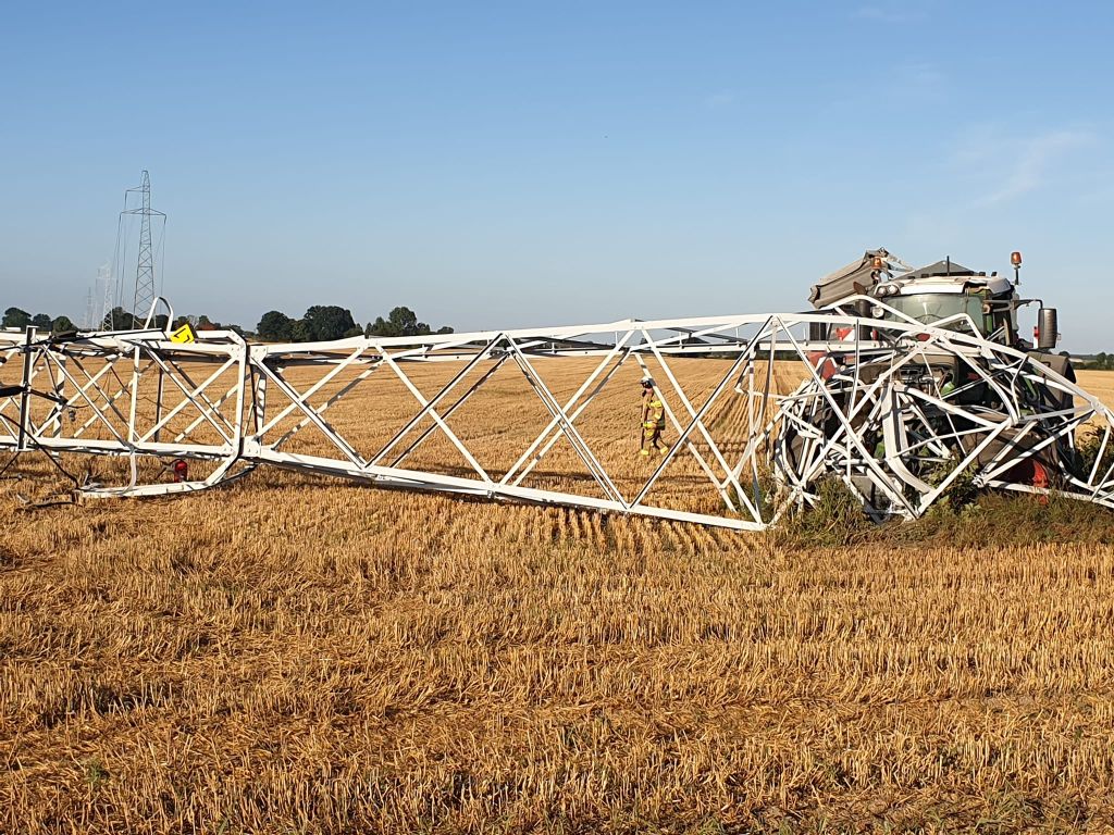 ciągnik przewrócił słup energetyczny na polu, Włóki, linie wysokiego napięci, OSP Dobrcz