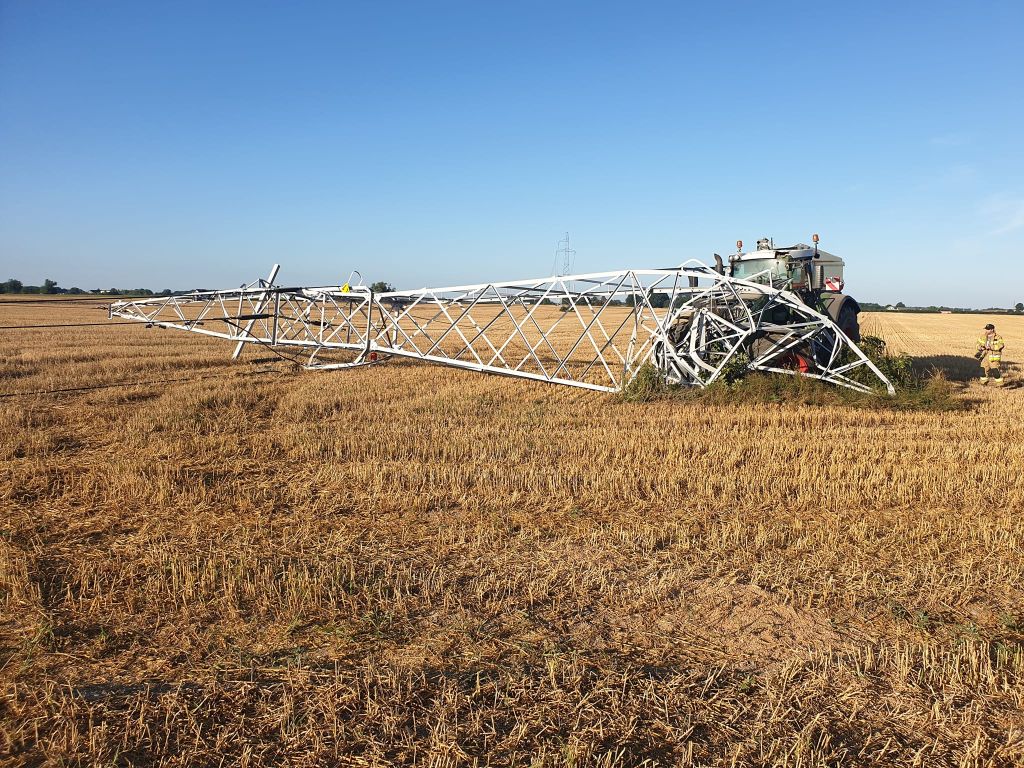 ciągnik przewrócił słup energetyczny na polu, Włóki, linie wysokiego napięci, OSP Dobrcz