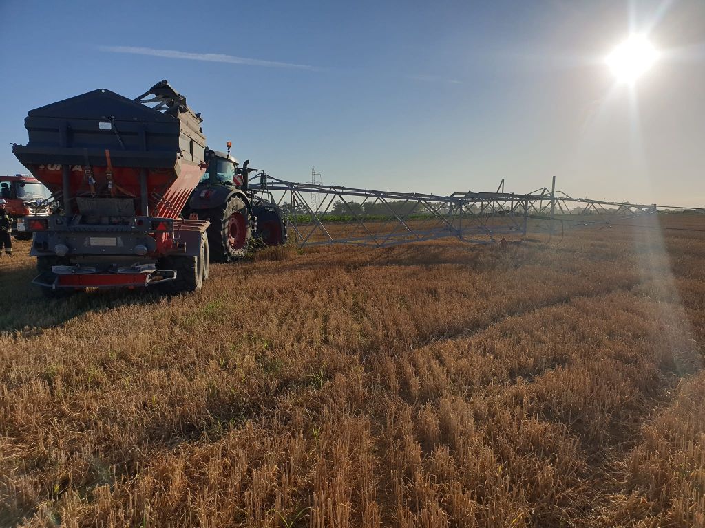 ciągnik przewrócił słup energetyczny na polu, Włóki, linie wysokiego napięci, OSP Dobrcz