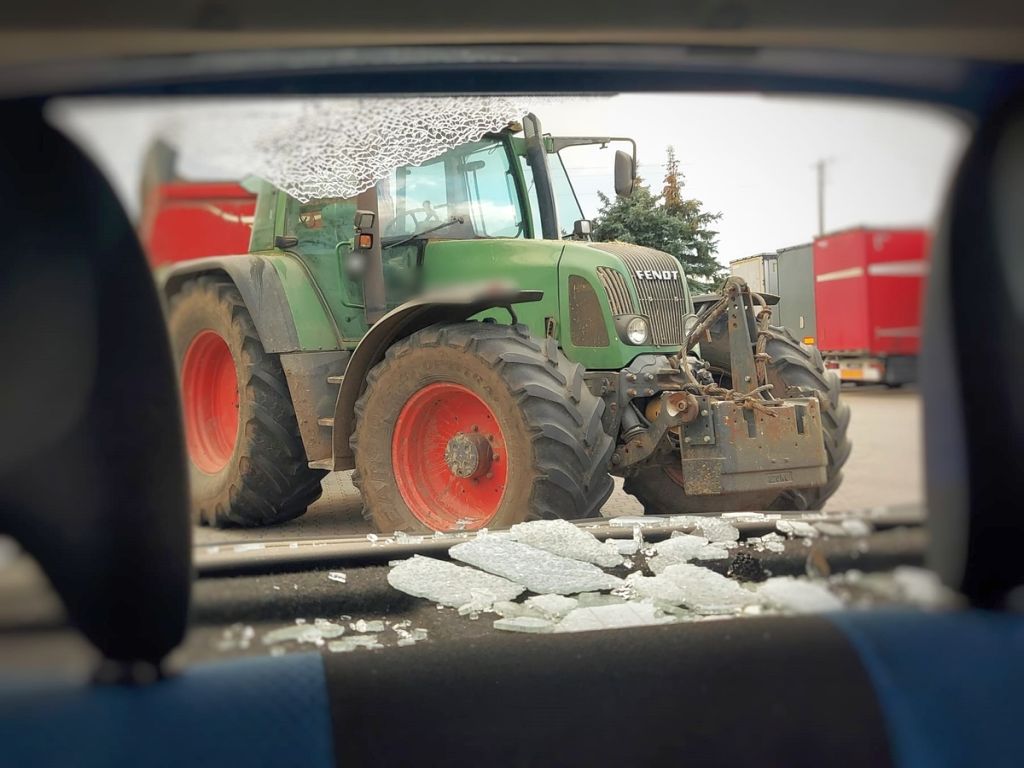 zdarzenia z udziałęm ciągników rolniczych, ciągnikiem wjechał na seicento, gmina Łomża, KMP Łomża