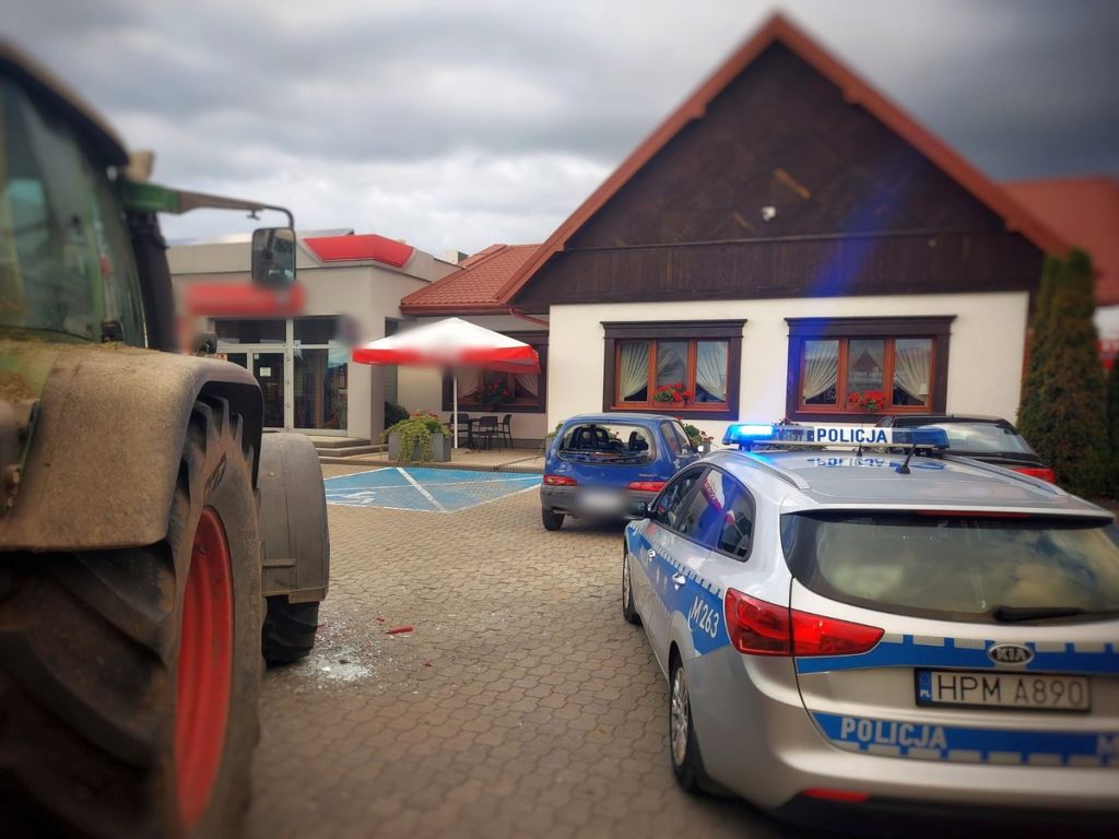 zdarzenia z udziałęm ciągników rolniczych, ciągnikiem wjechał na seicento, gmina Łomża, KMP Łomża