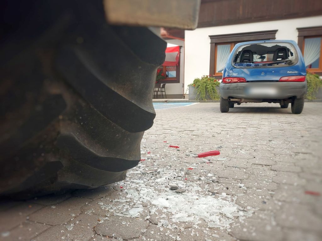 zdarzenia z udziałęm ciągników rolniczych, ciągnikiem wjechał na seicento, gmina Łomża, KMP Łomża