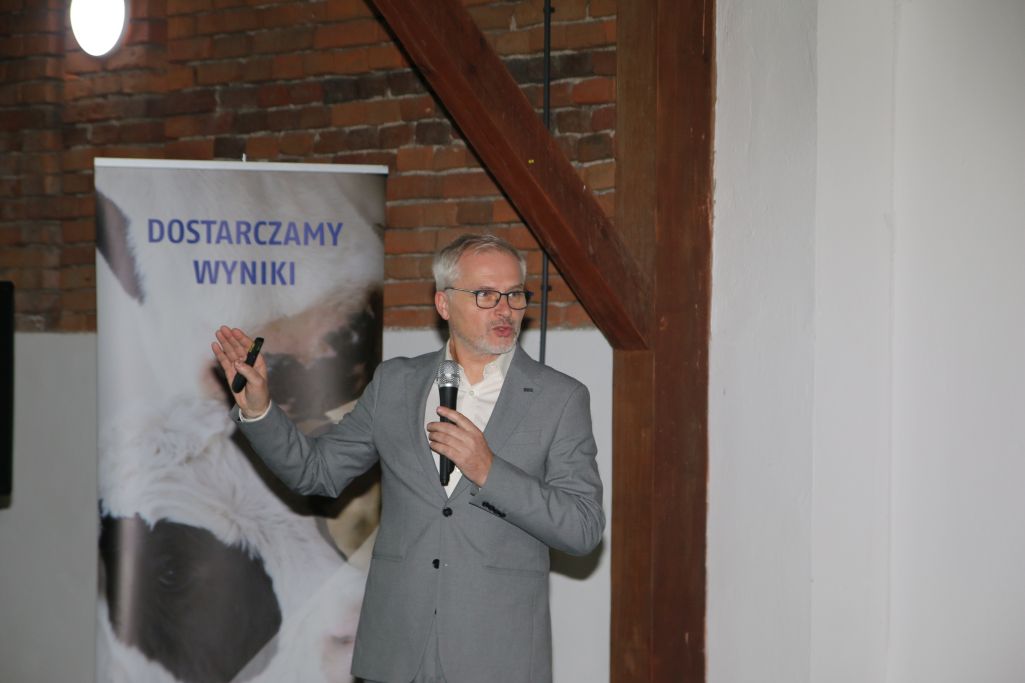 Alta, hodowla, genetyka, HZZ Osowa Sień, produkcja mleka, żywienie, dobrostan, zdrowie krów, krowy cielne, cielęta