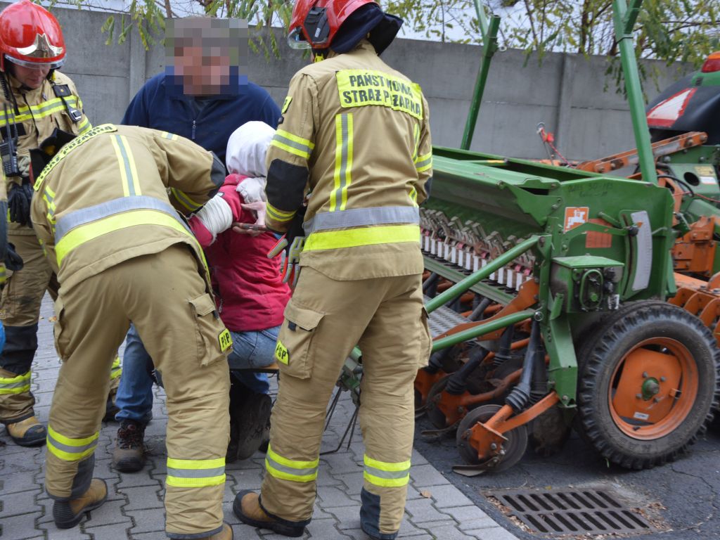 Ręka kobiety wkręcona w siewnik, Rawicz, wypadki na polu, siew zboża, KP PSP Rawicz
