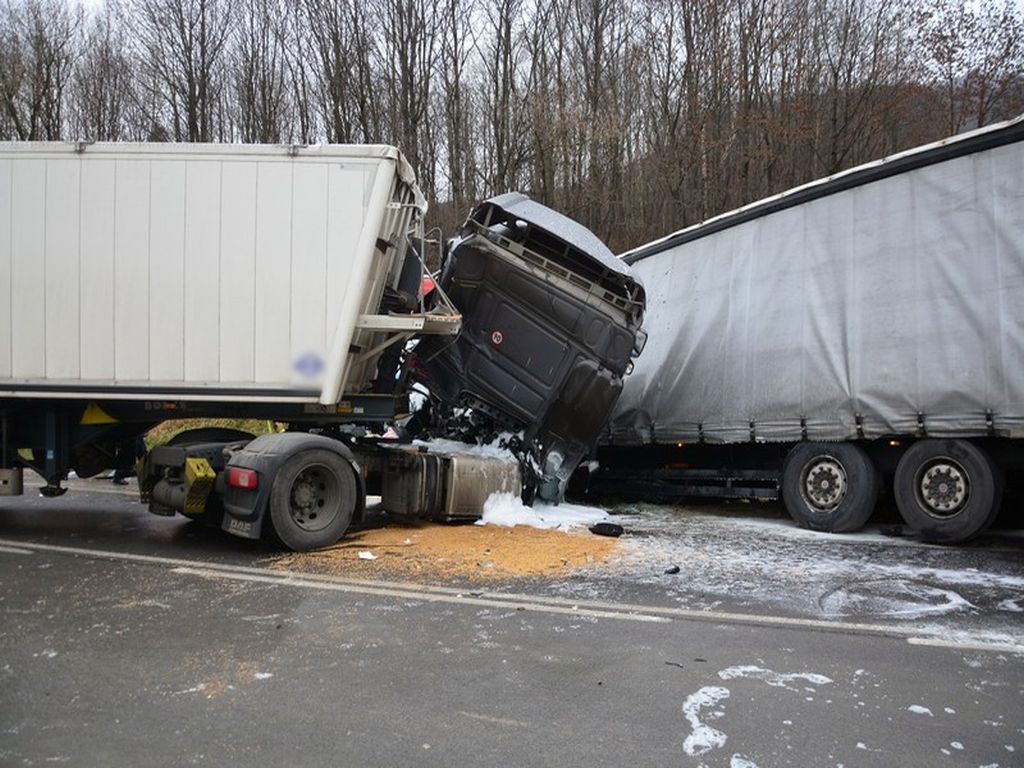 zderzenie tirów, transport ziarna, Lipowica, powiat krośnieński