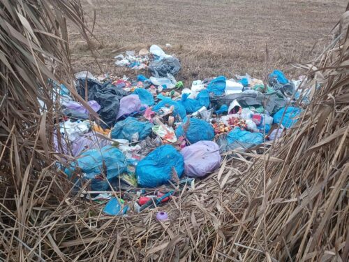 śmieci na polu, Żytowiecko, Chumiętki, KPP Gostyń