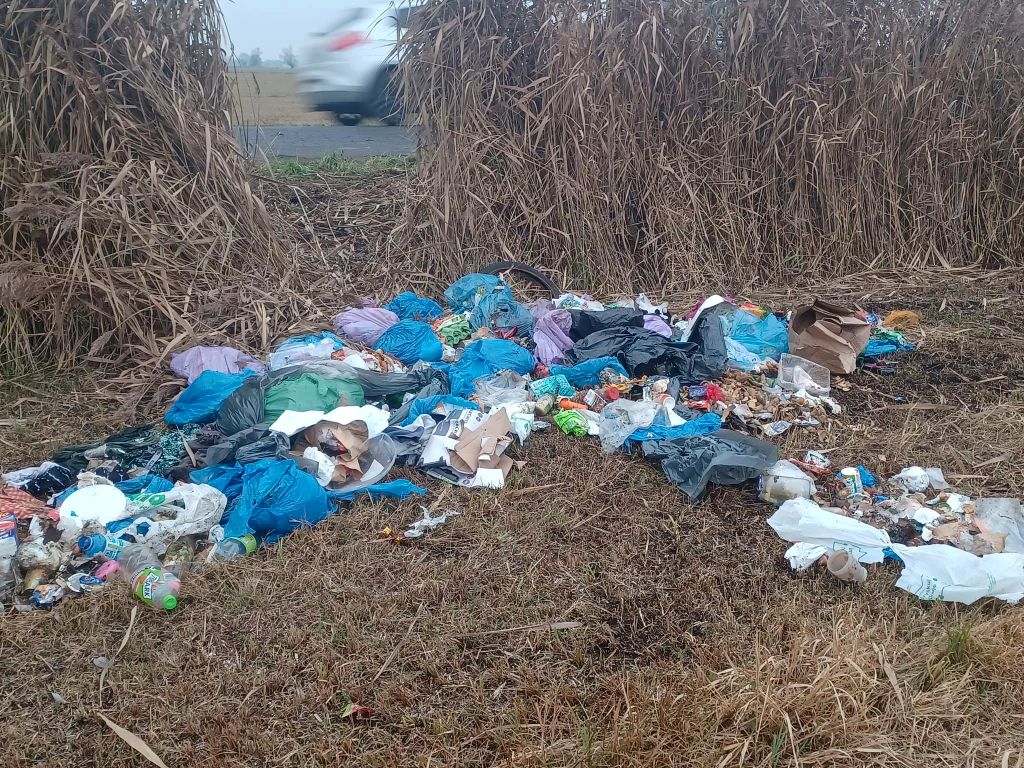 śmieci na polu, Żytowiecko, Chumiętki, KPP Gostyń