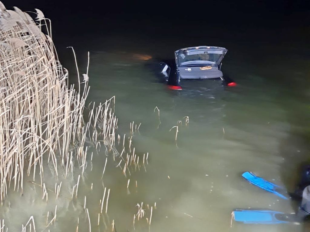 Auto wjechało do stawu rybnego., Nowaki, KP PSP Nysa