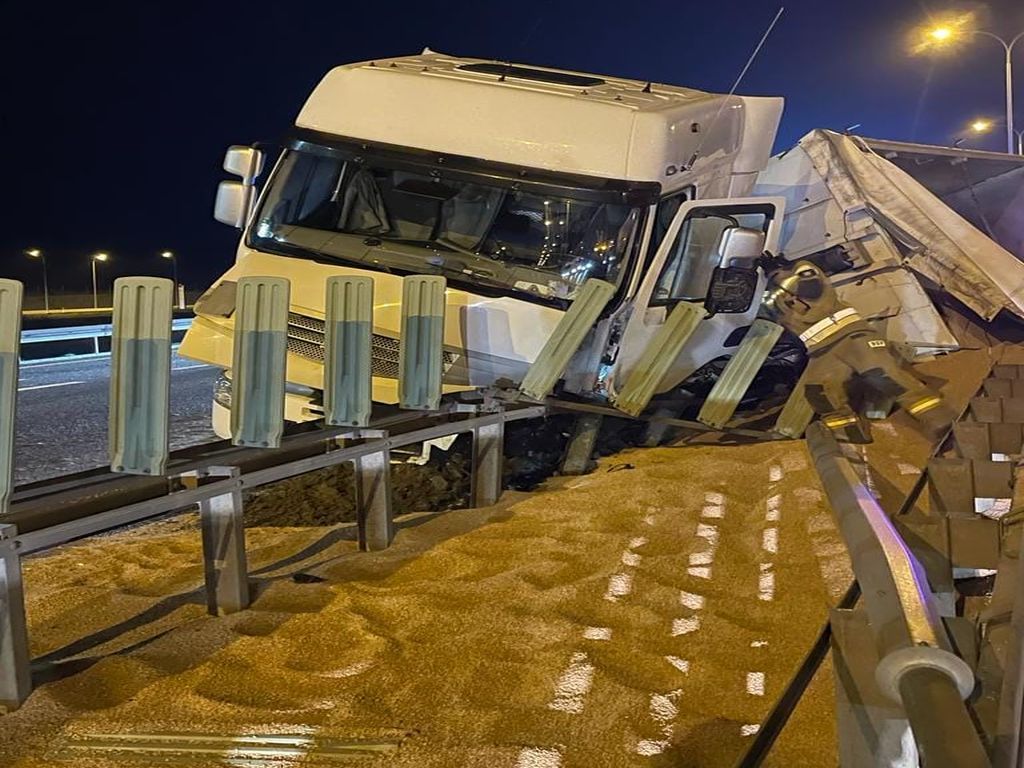zboże wysypało się na autostradę, KP PSP Tczew, Bielawki, powiat tczewski, transport ziarna