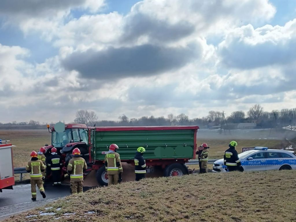kp psp łęczyca, zboże na drodze, kolizja ciągnika, łęczyca