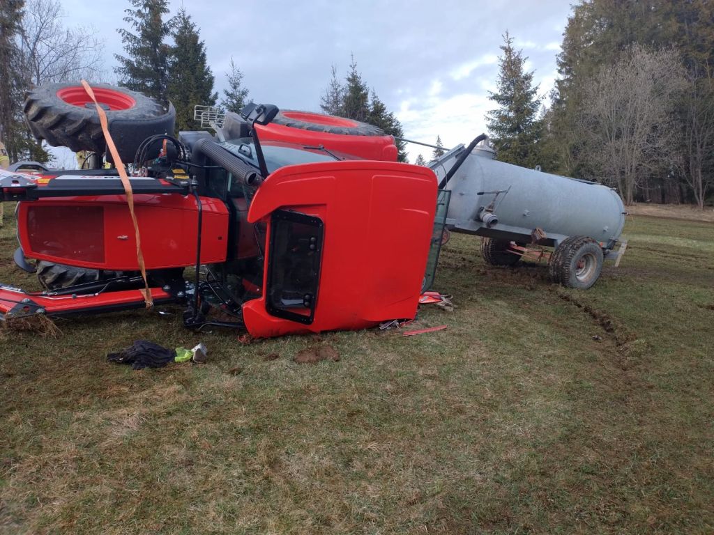 kp psp zakopane, leśnica, wywrotka ciągnika, ciągnik na boku