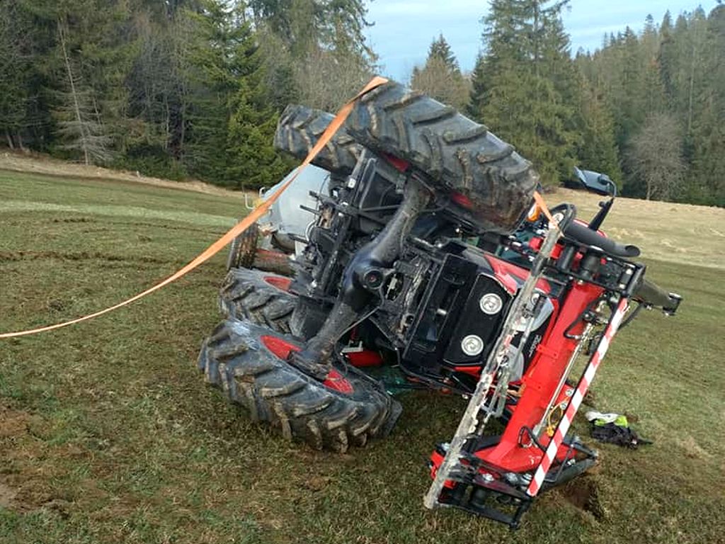 kp psp zakopane, leśnica, wywrotka ciągnika, ciągnik na boku