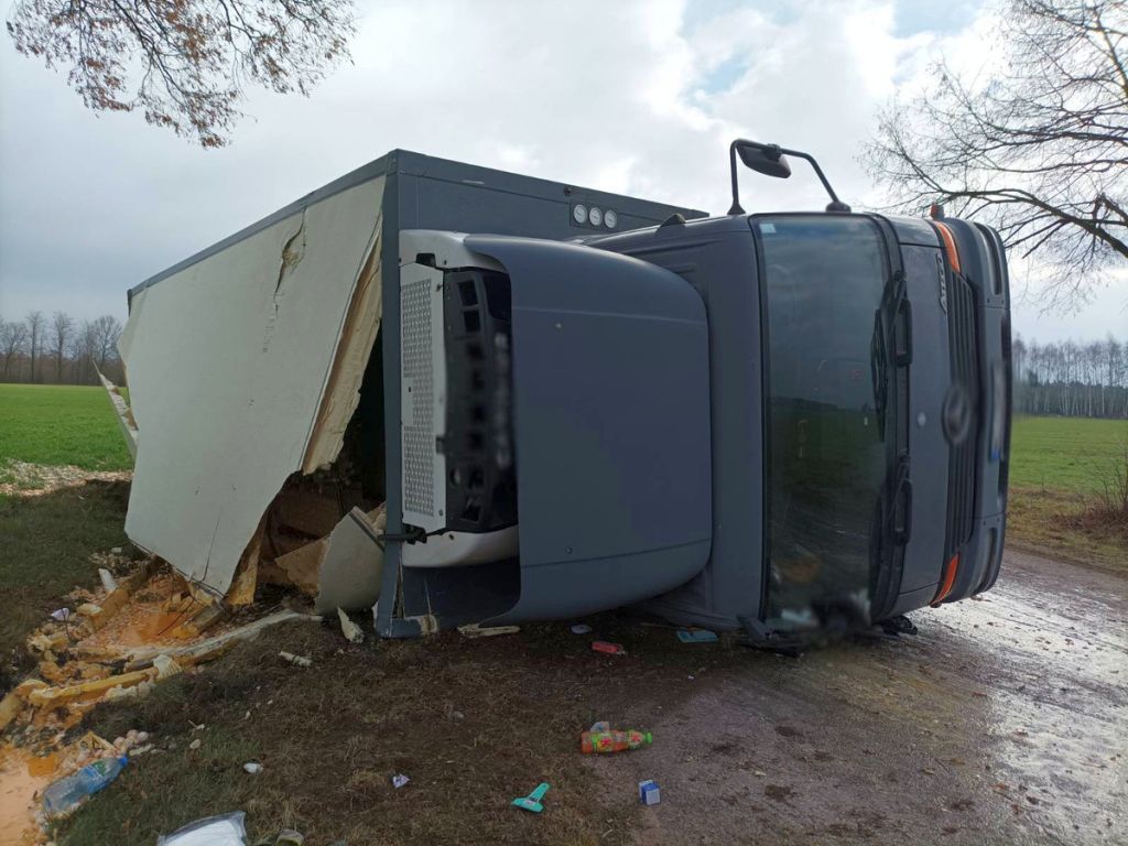 kpp mława, osp strzegowo, ciężarówka z jajami, wypadek, rozbite jaja