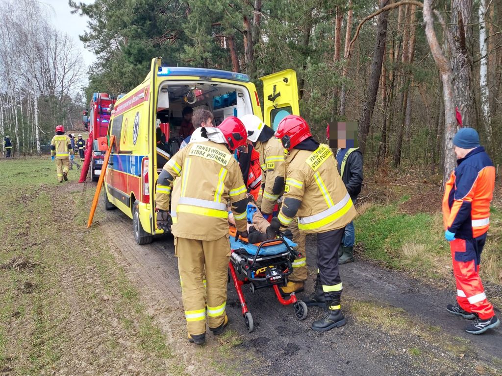 wypadek w lesie, prace leśne, olszewnica, powiat radzyński