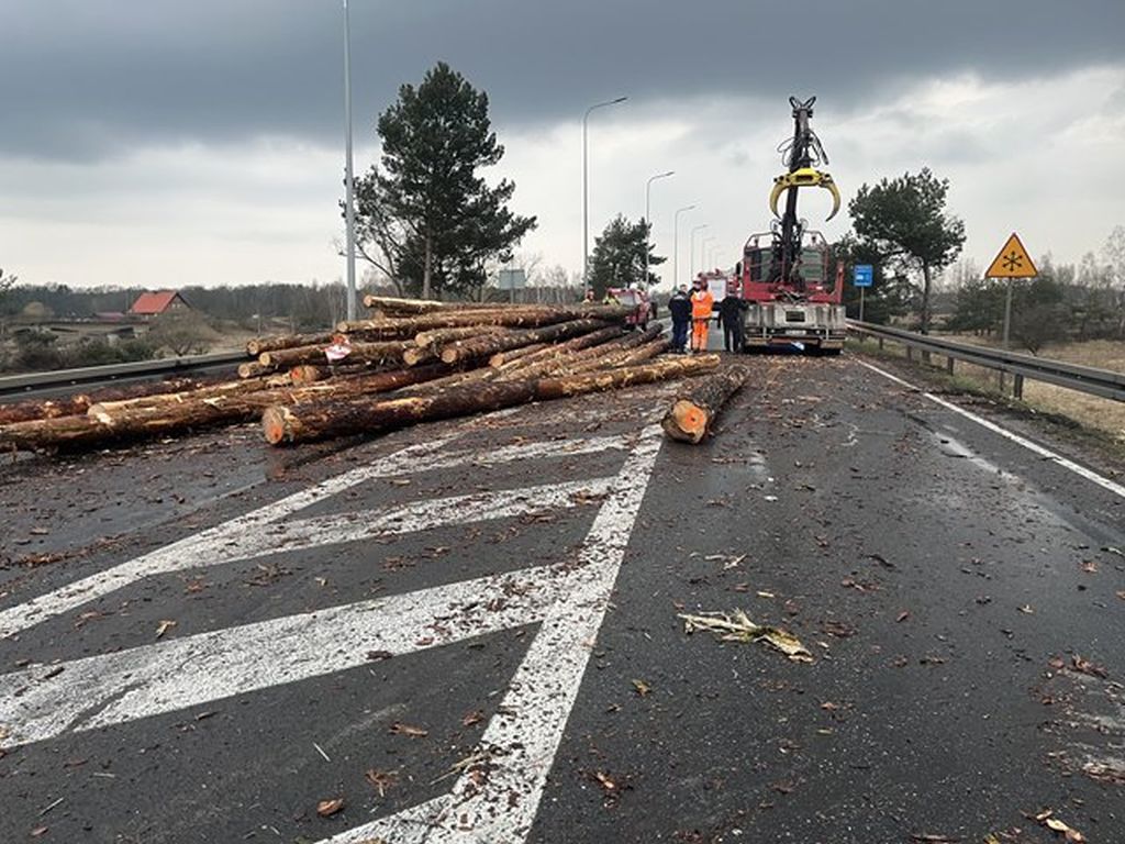 kpp środa wielkopolska, nowe miasto nad wartą, wypadek z drewnem, ciężarówka z drewnem