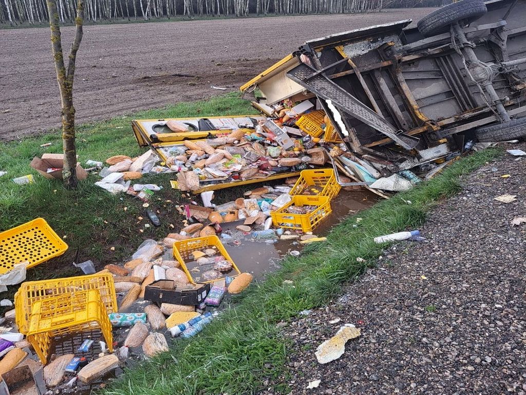 przewóz pieczywa, pieczywo, wypadek drogowy, kpp lipsko, kp psp lipsko