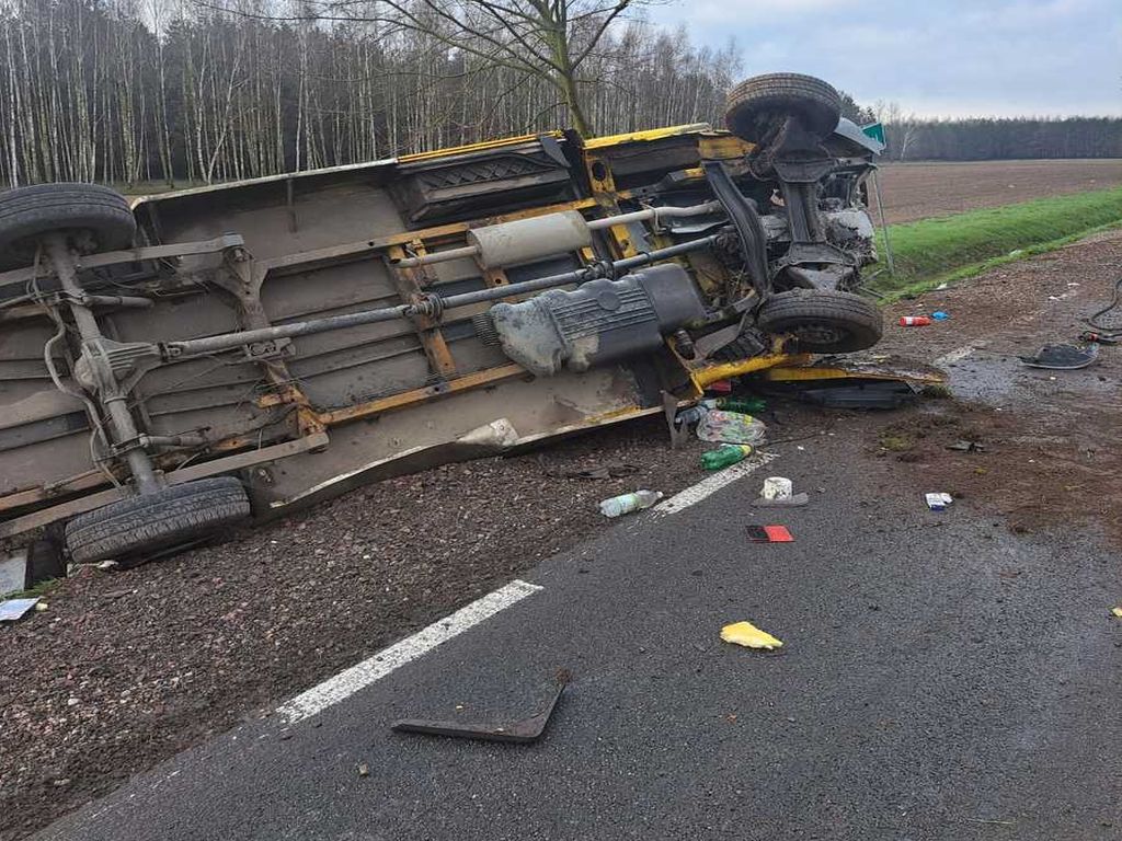 przewóz pieczywa, pieczywo, wypadek drogowy, kpp lipsko, kp psp lipsko