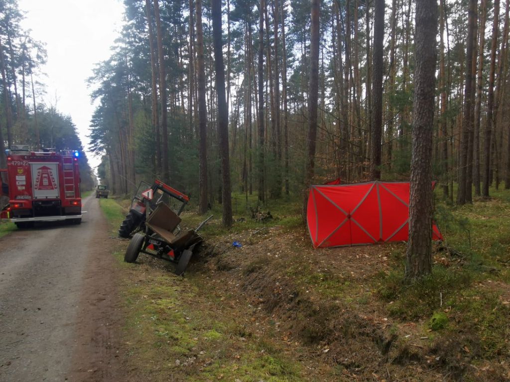 kpp leżajsk, wypadek, przewrócony ciągnik, śmierć pasażera