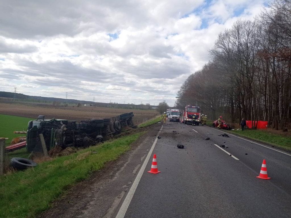 ciężarówka z drewnem, przewóz drewna, wypadek drogowy, kpp piła, kp psp piła