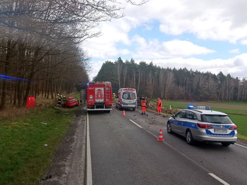 ciężarówka z drewnem, przewóz drewna, wypadek drogowy, kpp piła, kp psp piła