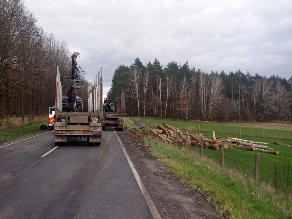 ciężarówka z drewnem, przewóz drewna, wypadek drogowy, kpp piła, kp psp piła