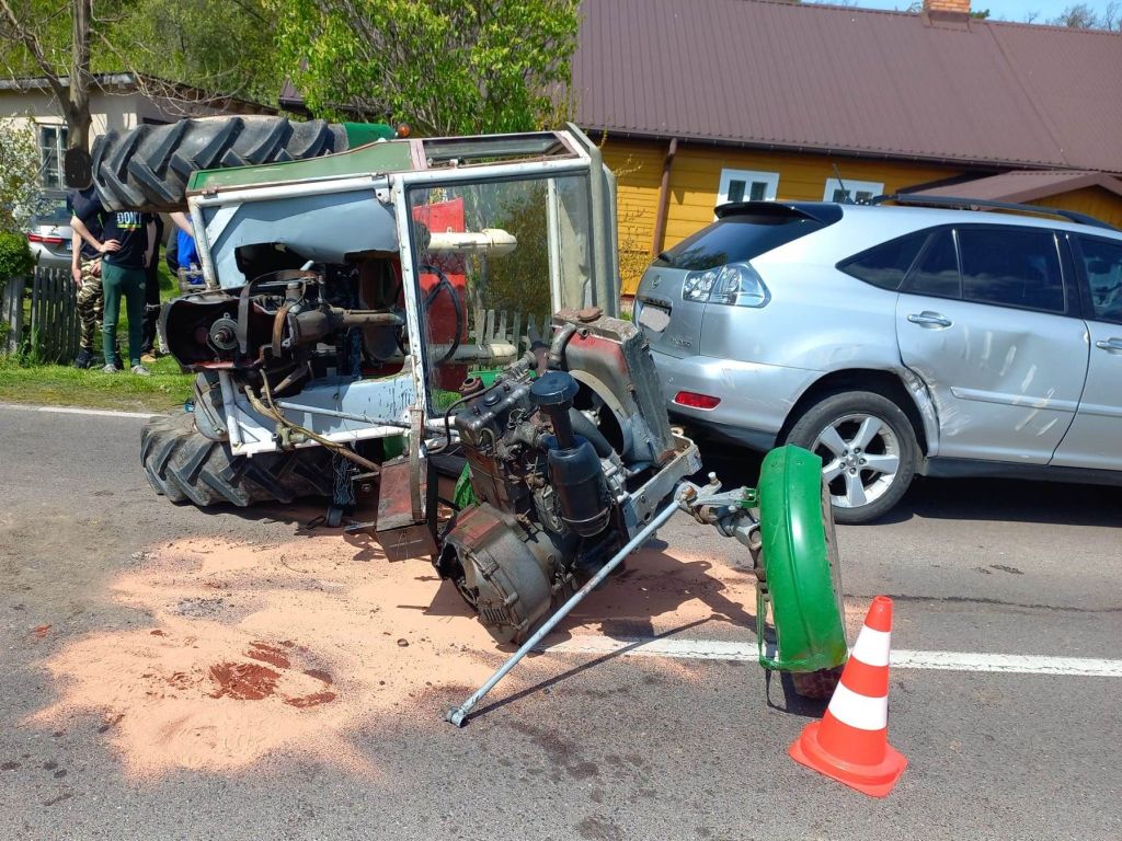kp psp hrubieszów, wypadek drogowy, wypadek ciągnik, ranny traktorzysta