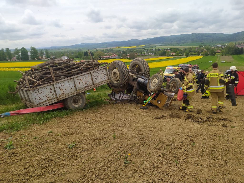 kpp sanok, wywrócony ciągnik, wypadek, śmierć traktorzysty