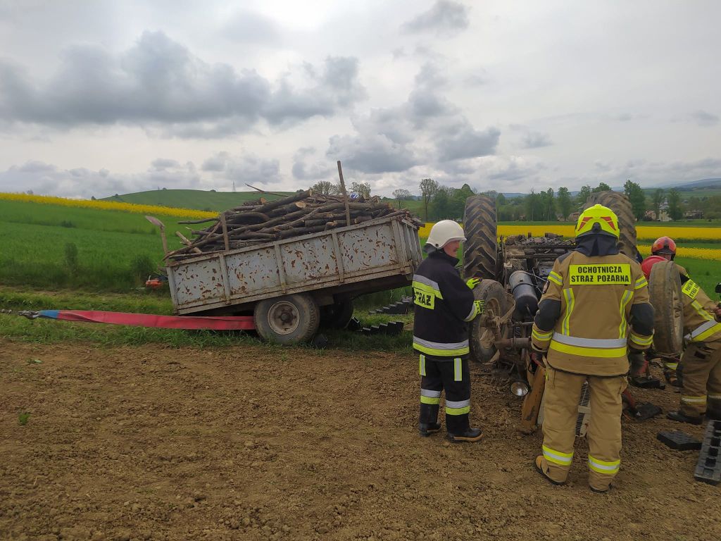 kpp sanok, wywrócony ciągnik, wypadek, śmierć traktorzysty