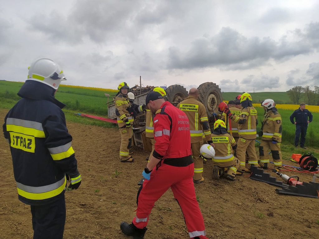 kpp sanok, wywrócony ciągnik, wypadek, śmierć traktorzysty