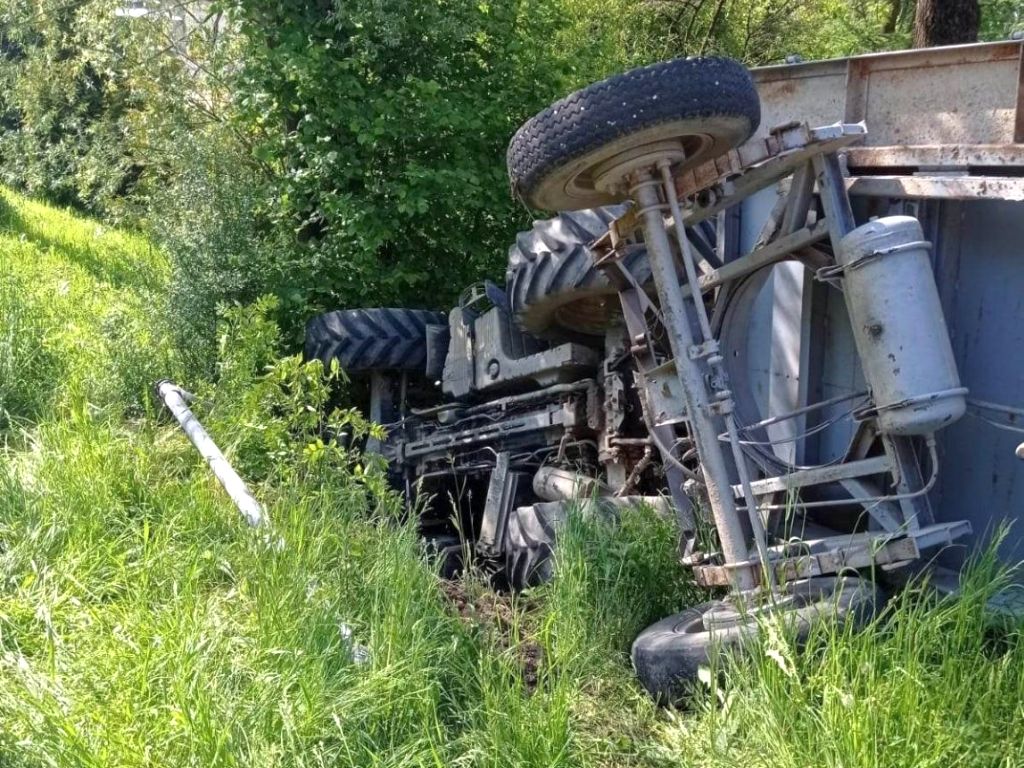 kpp sanok, kp psp sanok, wypadek traktorzysty, ciągnik w rowie