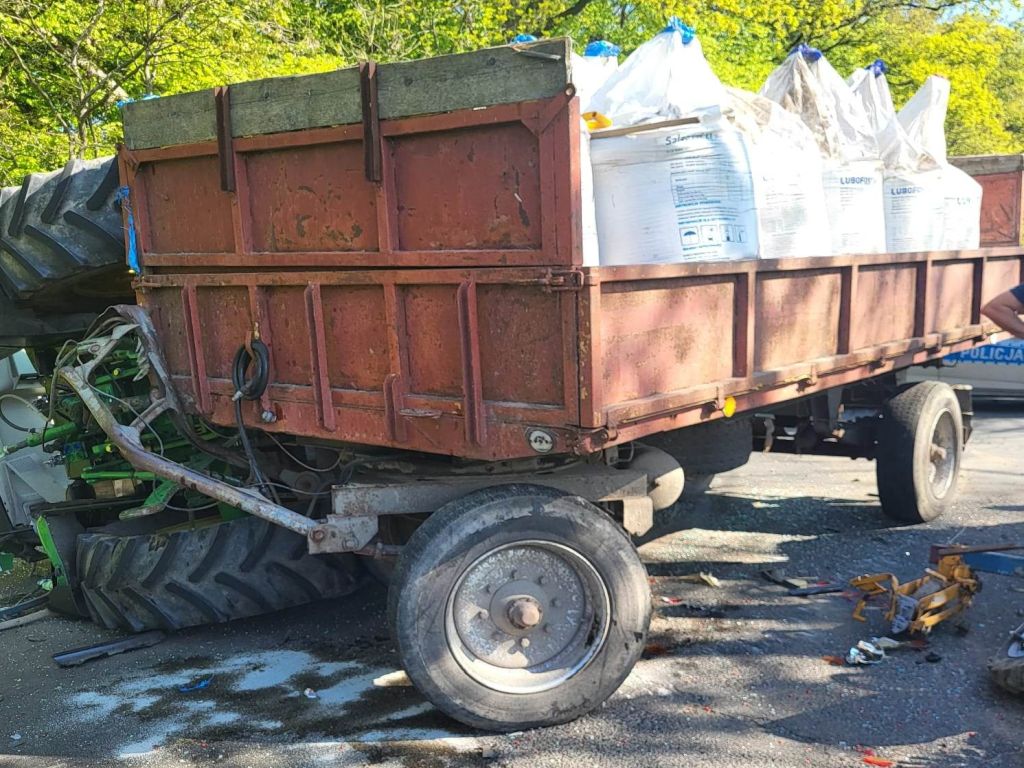 wypadek, ciągnik, zderzenie, ranny traktorzysta, kpp rawicz, psp rawic
