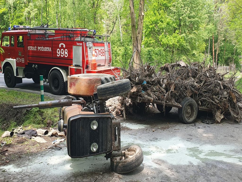 ciągnik, wypadek drogowy, wywrócony ciągnik, kp psp grójec