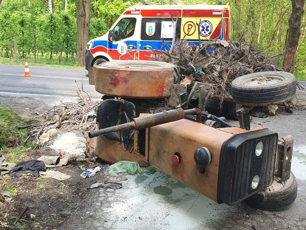 ciągnik, wypadek drogowy, wywrócony ciągnik, kp psp grójec