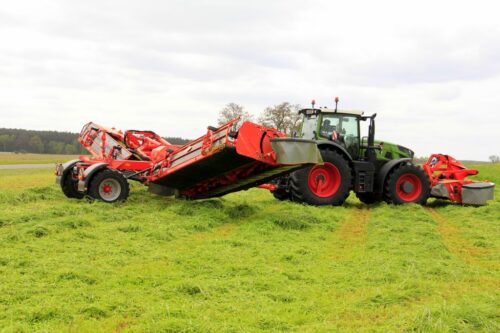 Kosiarka z kondycjonerem FC 13460 RA, firma Kuhn, pokaz koszenia,