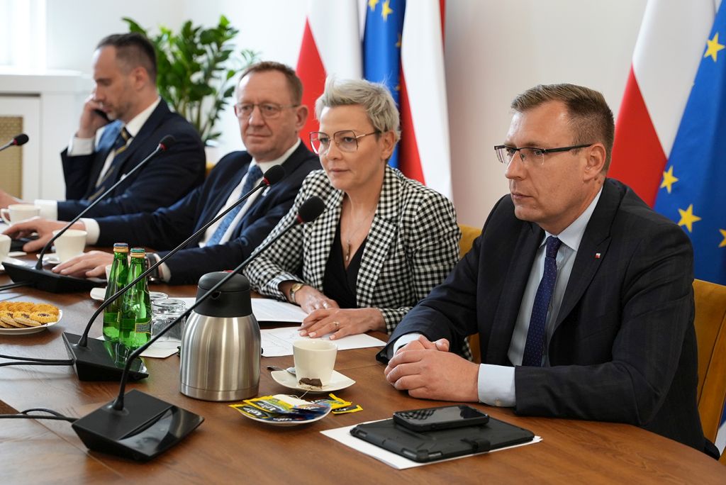 Robert Telus, minister rolnictwa, mleko, produkcja mleka, mleczarze, sektor mleczarski, cena mleka, cena gazu, gaz
