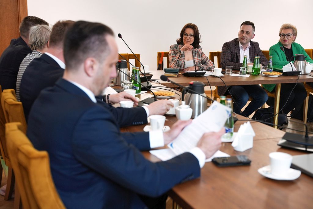 Robert Telus, minister rolnictwa, mleko, produkcja mleka, mleczarze, sektor mleczarski, cena mleka, cena gazu, gaz