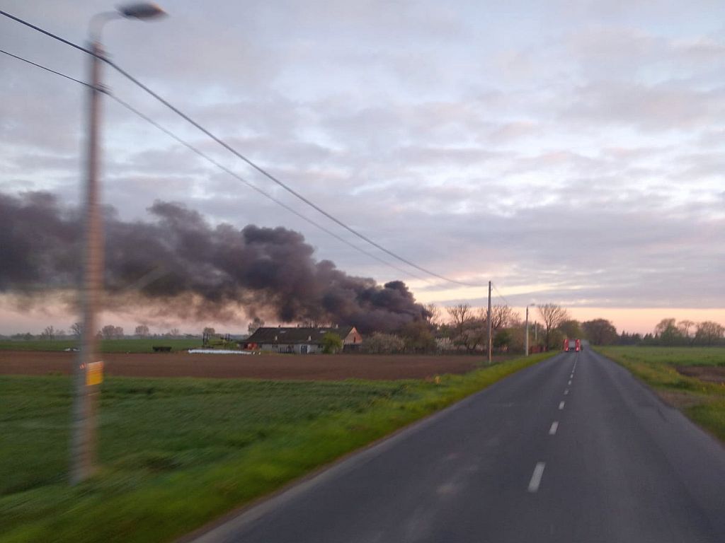 kp psp wągrowiec, pożar, ciągnik, pożar w gospodarstwie